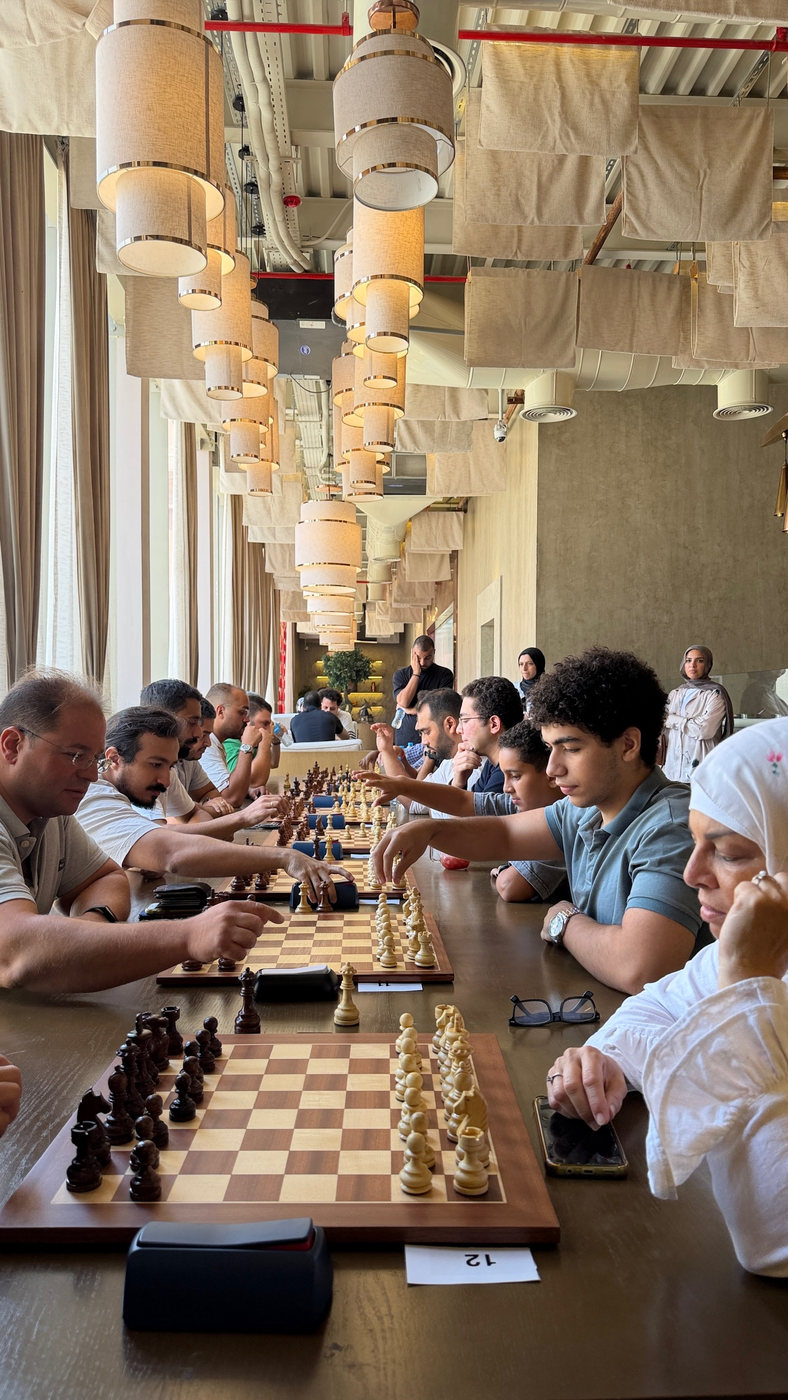 A long row of blitz games in progress