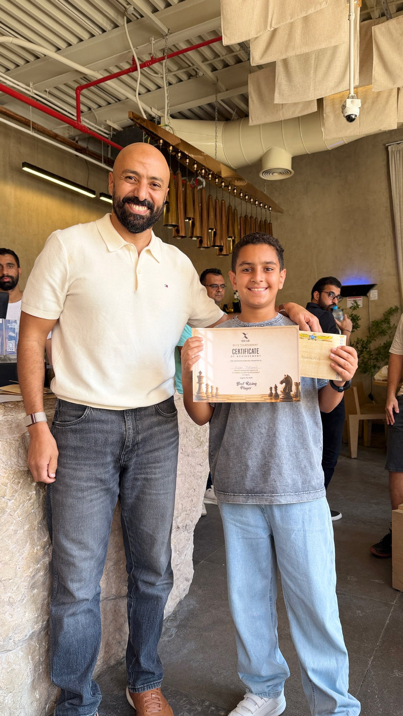 Handing over a certificate after the blitz tournament